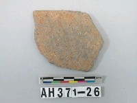 藏品(灰褐色粗砂陶片)的圖片